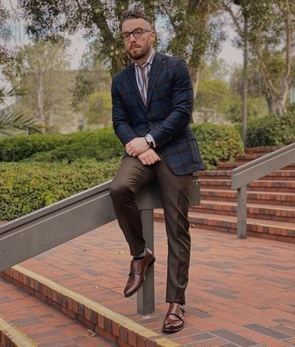 Как носить синий пиджак с темно-коричневыми кожаными монками