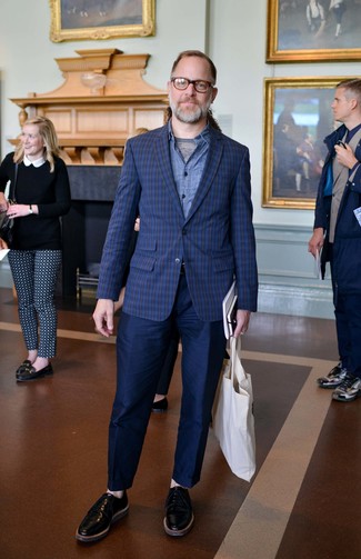 Какие джинсовые рубашки носить с синим пиджаком мужчине