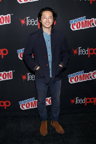 Какие джинсовые рубашки носить с синим пиджаком мужчине