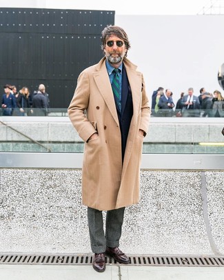 Какие джинсовые рубашки носить с синим пиджаком мужчине