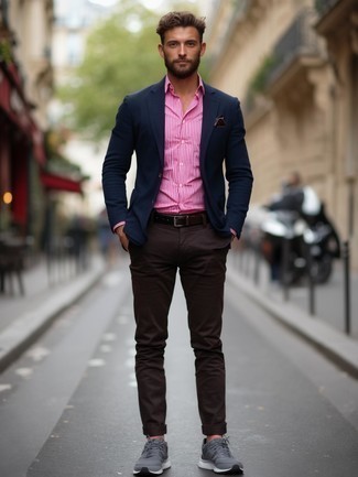 Как носить синий пиджак с серыми кроссовками мужчине