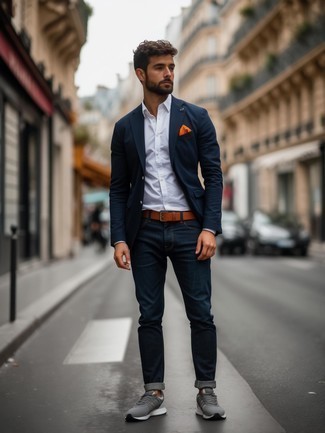 Как носить синий пиджак с серыми кроссовками мужчине