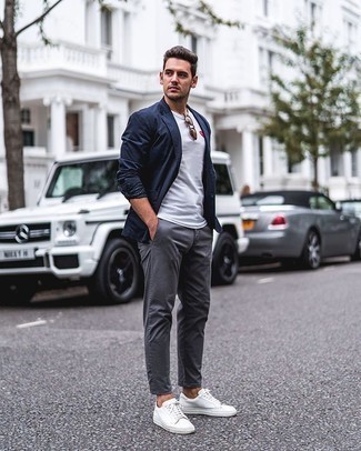 Как носить синий пиджак с серыми брюками чинос