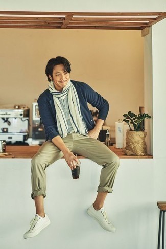 Какие футболки на пуговицах носить с синим пиджаком мужчине