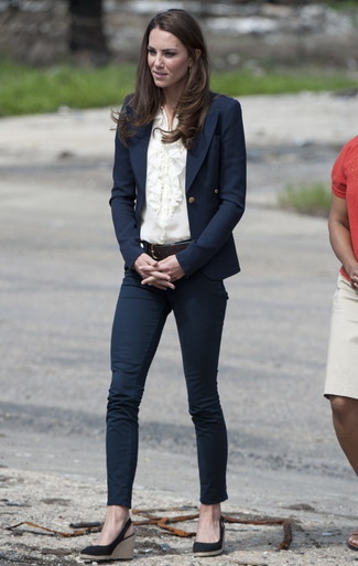 Какие джинсы носить с синим пиджаком женщине