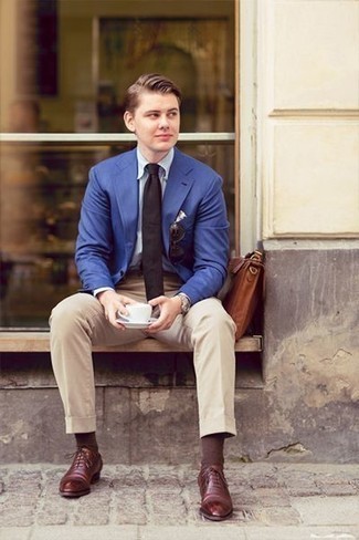 Как носить синий пиджак с светло-коричневыми брюками чинос