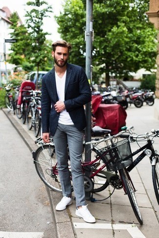 Как носить синий пиджак с голубыми брюками чинос