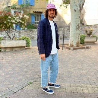 Как носить синий пиджак с голубыми джинсами мужчине