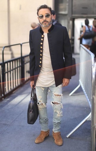 Как носить синий пиджак с голубыми рваными джинсами мужчине