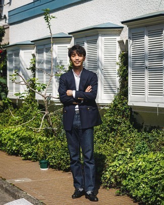 Как носить синий пиджак с темно-синими джинсами мужчине