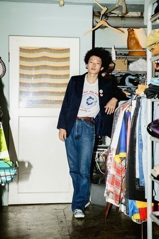 Как носить синий пиджак с темно-синими джинсами мужчине