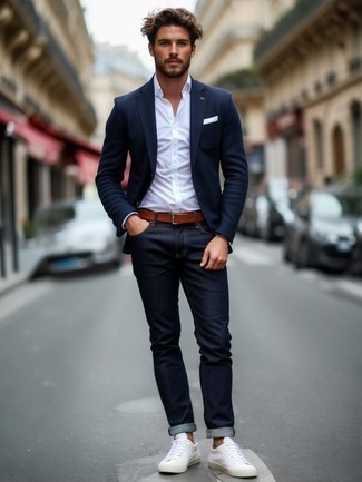 Как носить синий пиджак с темно-синими джинсами мужчине