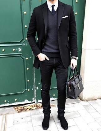 Как носить синий пиджак с темно-синими джинсами мужчине