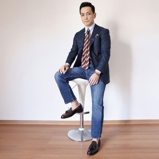 Как носить синий пиджак с темно-синими джинсами мужчине