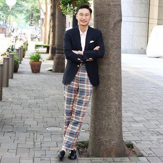 Как носить синий пиджак с темно-синими кожаными лоферами мужчине