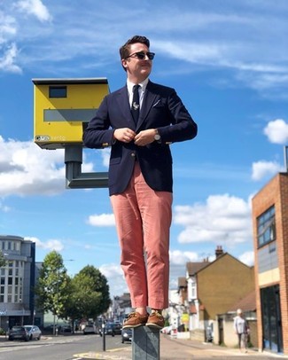 Как носить синий пиджак с розовыми брюками чинос