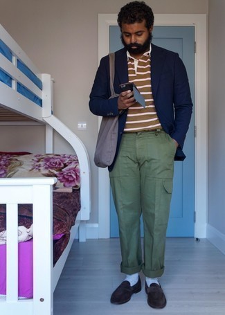 Какие футболки-поло носить с синим пиджаком мужчине