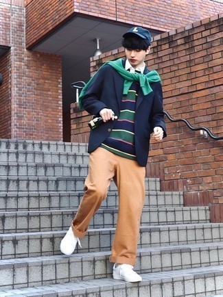 Какие футболки-поло носить с синим пиджаком мужчине