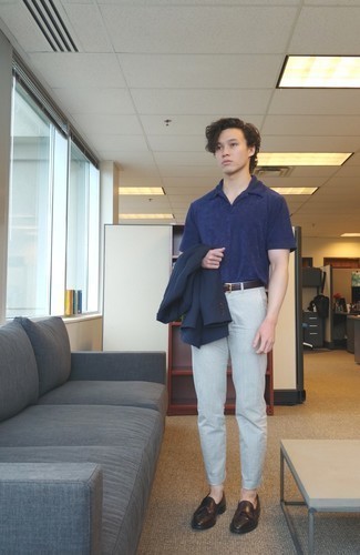 Какие футболки-поло носить с синим пиджаком мужчине