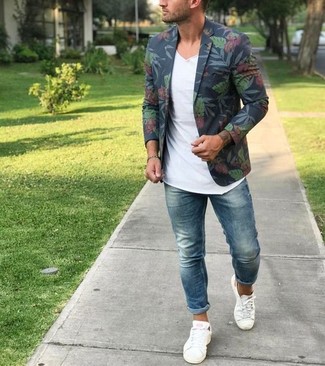 Какие зауженные джинсы носить с синим пиджаком мужчине