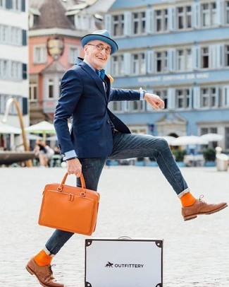 Какие зауженные джинсы носить с синим пиджаком мужчине