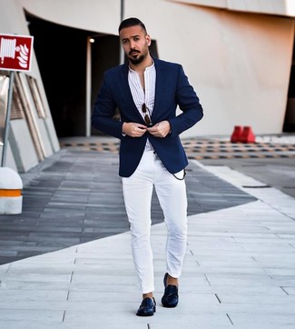 Какие зауженные джинсы носить с синим пиджаком мужчине