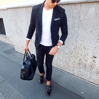 Какие зауженные джинсы носить с синим пиджаком мужчине