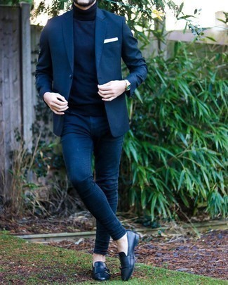 Какие зауженные джинсы носить с синим пиджаком мужчине