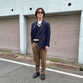 Какие трикотажные жилеты носить с синим пиджаком мужчине