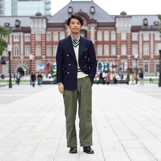 Какие трикотажные жилеты носить с синим пиджаком мужчине