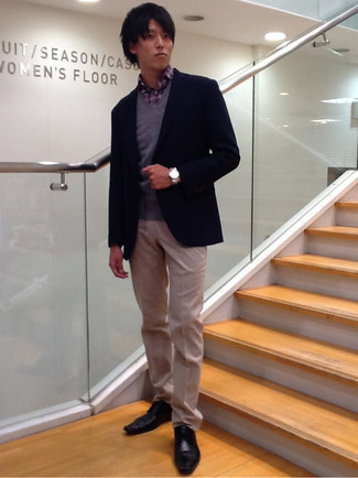 Какие трикотажные жилеты носить с синим пиджаком мужчине