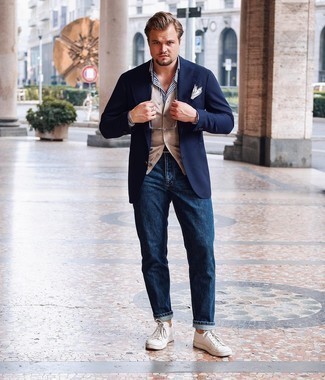 Какие трикотажные жилеты носить с синим пиджаком мужчине