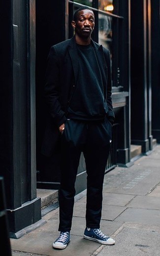 Какие спортивные штаны носить с синим пиджаком мужчине