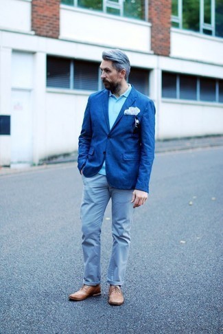 Как носить синий пиджак с светло-коричневыми кожаными брогами