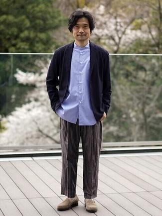 Как носить синий пиджак с светло-коричневыми замшевыми лоферами мужчине