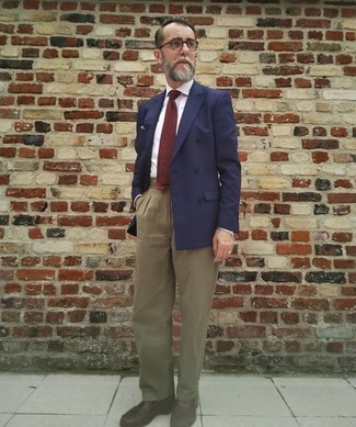 Как носить синий пиджак с табачными брюками чинос