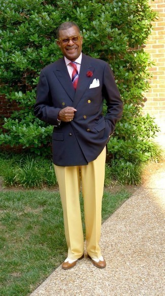 Как носить синий пиджак с табачными кожаными брогами