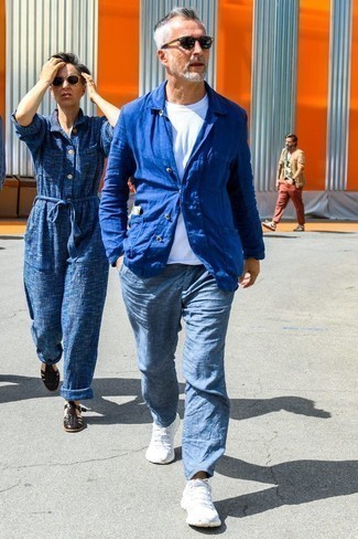 Как носить синий пиджак с белыми кроссовками мужчине