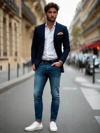 Как носить синий пиджак с белыми кожаными низкими кедами мужчине