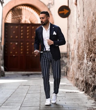 Как носить синий пиджак с белыми кожаными низкими кедами мужчине