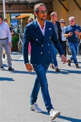 Как носить синий пиджак с белыми кожаными низкими кедами мужчине