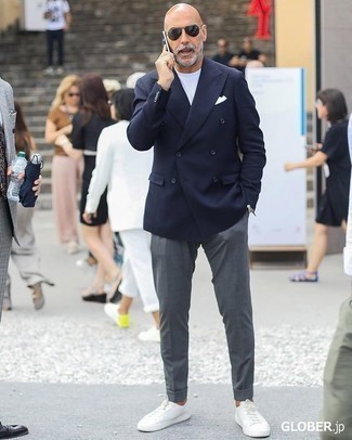 Как носить синий пиджак с белыми кожаными низкими кедами мужчине