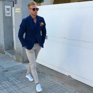 Как носить синий пиджак с белыми кожаными низкими кедами мужчине