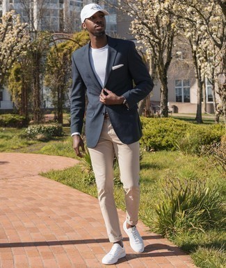 Как носить синий пиджак с белыми кожаными низкими кедами мужчине