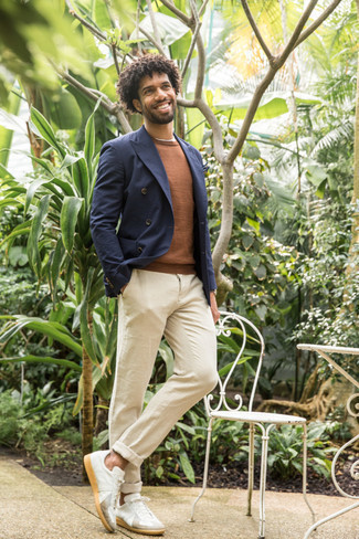 Как носить синий пиджак с белыми кожаными низкими кедами мужчине