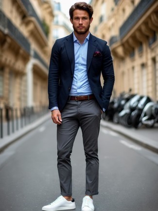 Как носить синий пиджак с белыми низкими кедами мужчине