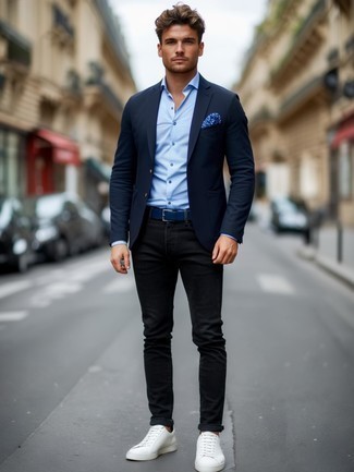 Как носить синий пиджак с белыми низкими кедами мужчине