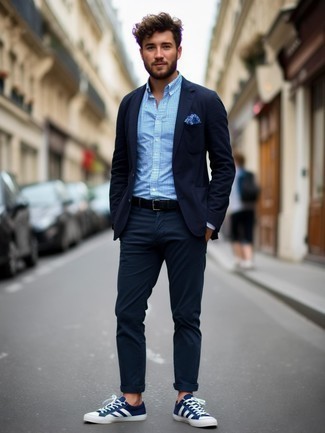 Как носить синий пиджак с белыми низкими кедами мужчине