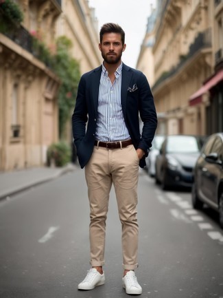 Как носить синий пиджак с белыми низкими кедами мужчине