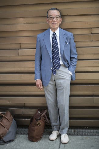 Как носить синий пиджак с белыми низкими кедами мужчине